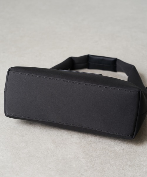 PAPILLONNER(パピヨネ)の「チャームウェットショルダー(ショルダーバッグ・レディース・グレイッシュベージュ/チャコールグレー・FREE)」の20枚目の写真