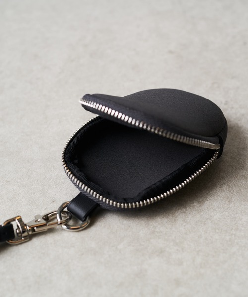 PAPILLONNER(パピヨネ)の「チャームウェットショルダー(ショルダーバッグ・レディース・グレイッシュベージュ/チャコールグレー・FREE)」の22枚目の写真