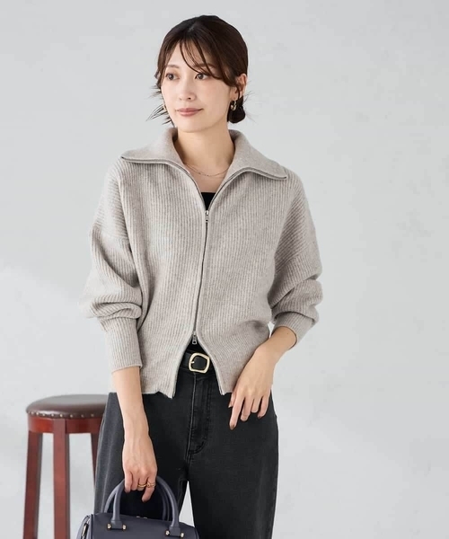 a.v.v（アーヴェヴェ）の「WZIP襟付きニットブルゾン（カーディガン/ボレロ・レディース・ベージュ・38/40）」の2枚目の写真