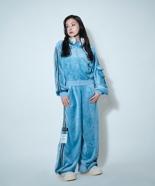 ANDGEEBEE（アンジービー）の「ラインボアジャージセット（ジャージ・レディース・ライトブルー/ブラック・FREE）」の4枚目の写真