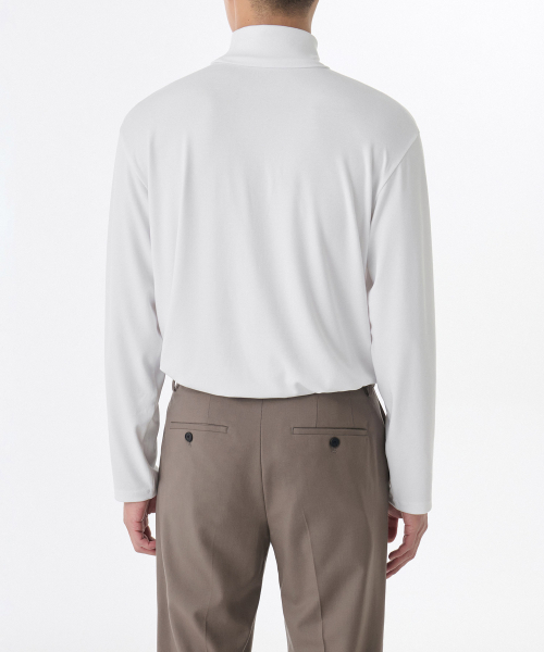 MUSINSA STANDARD（ムシンサスタンダード）の「リラックスドタートルネック長袖ニットTシャツ[ホワイト]（Tシャツ/カットソー・メンズ・その他・SMALL/MEDIUM/LARGE/X-LARGE/XX-LARGE/XXX-LARGE）」の2枚目の写真