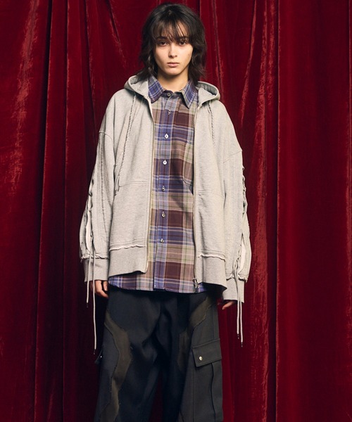 MAISON SPECIAL(メゾンスペシャル)の「《UNISEX》Waffle Switch Lace-up Sweat Prime-Over Zip Hoodie/ワッフル切り替えレースアップスウェットプライムオーバージップフーディー【MAISON SPECIAL/メゾンスペシャル】(パーカー・メンズ・グレー/ブラック・0/1/2)」の5枚目の写真