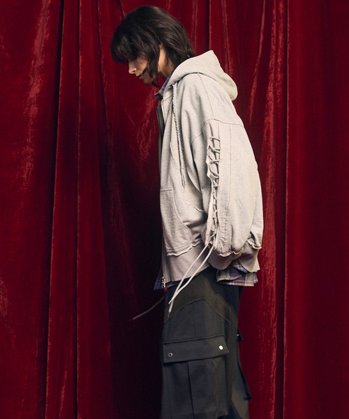 MAISON SPECIAL(メゾンスペシャル)の「《UNISEX》Waffle Switch Lace-up Sweat Prime-Over Zip Hoodie/ワッフル切り替えレースアップスウェットプライムオーバージップフーディー【MAISON SPECIAL/メゾンスペシャル】(パーカー・メンズ・グレー/ブラック・0/1/2)」の6枚目の写真
