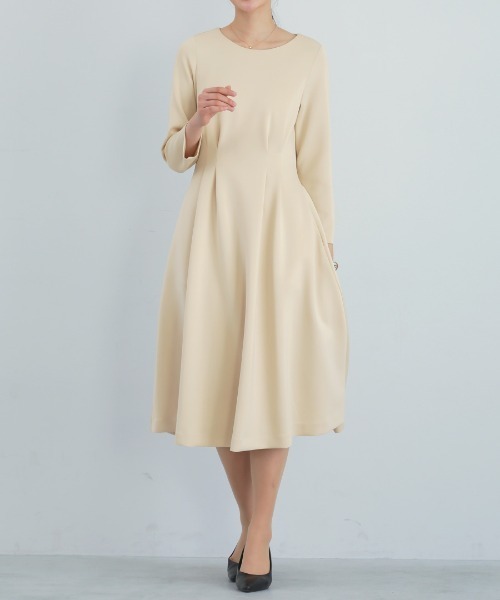 White Collection(ホワイトコレクション)の「【 洗える・ストレッチ 】 スムースダンボール・タックフレアワンピース(ワンピース・レディース・ネイビー/ベージュ・S/L/M)」の2枚目の写真