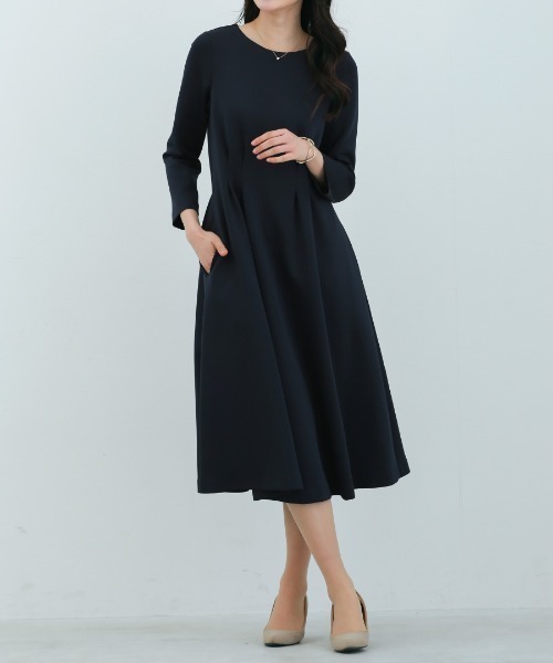 White Collection(ホワイトコレクション)の「【 洗える・ストレッチ 】 スムースダンボール・タックフレアワンピース(ワンピース・レディース・ネイビー/ベージュ・S/L/M)」の1枚目の写真