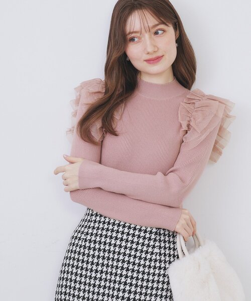 index（インデックス）の「ショルダーチュールフリルハイネックニット【洗濯機OK/抗ピル】（ニット/セーター・レディース・ベビーピンク/オフホワイト/チャコールグレー・36/38/40/42）」の3枚目の写真