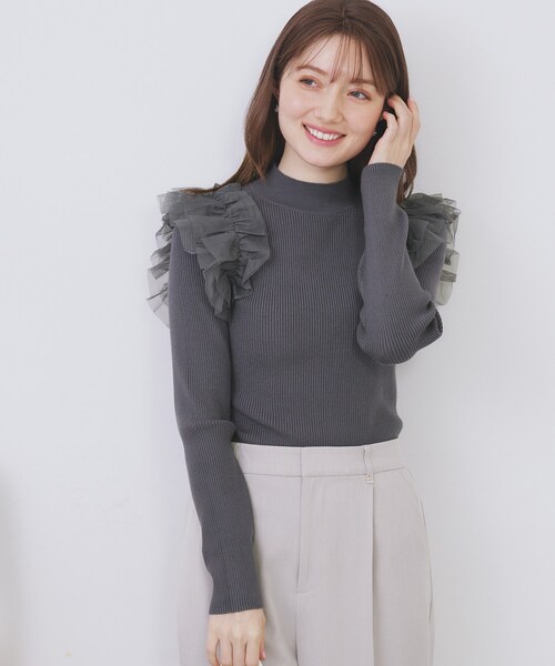 index（インデックス）の「ショルダーチュールフリルハイネックニット【洗濯機OK/抗ピル】（ニット/セーター・レディース・ベビーピンク/オフホワイト/チャコールグレー・36/38/40/42）」の2枚目の写真