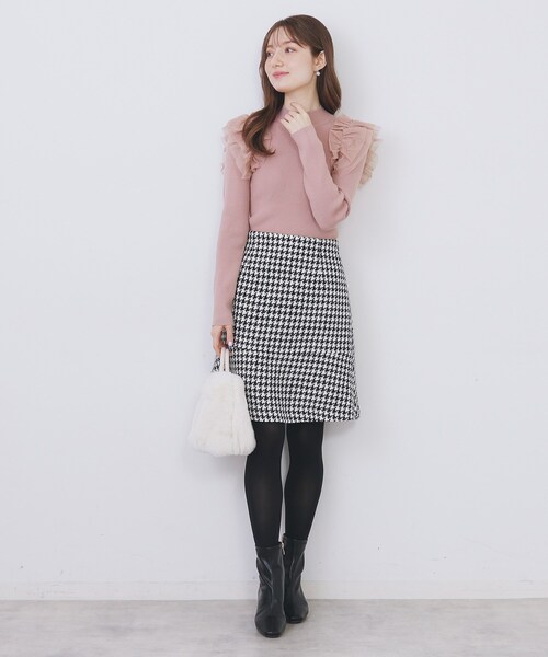 index（インデックス）の「ショルダーチュールフリルハイネックニット【洗濯機OK/抗ピル】（ニット/セーター・レディース・ベビーピンク/オフホワイト/チャコールグレー・36/38/40/42）」の4枚目の写真