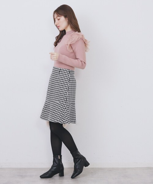 index（インデックス）の「ショルダーチュールフリルハイネックニット【洗濯機OK/抗ピル】（ニット/セーター・レディース・ベビーピンク/オフホワイト/チャコールグレー・36/38/40/42）」の5枚目の写真