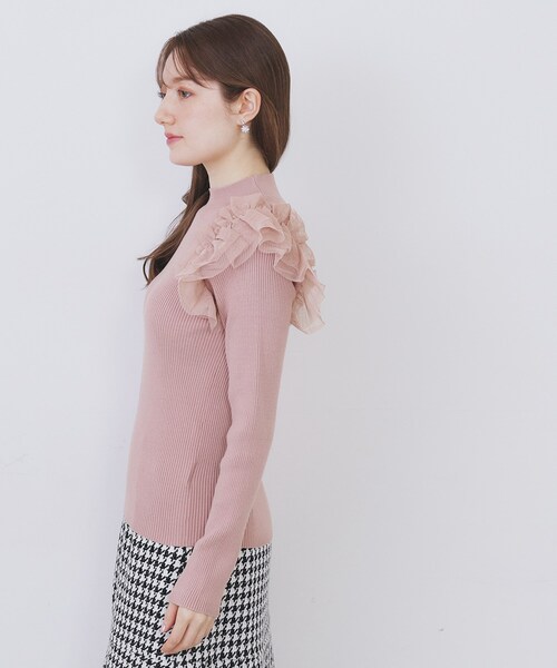 index（インデックス）の「ショルダーチュールフリルハイネックニット【洗濯機OK/抗ピル】（ニット/セーター・レディース・ベビーピンク/オフホワイト/チャコールグレー・36/38/40/42）」の8枚目の写真