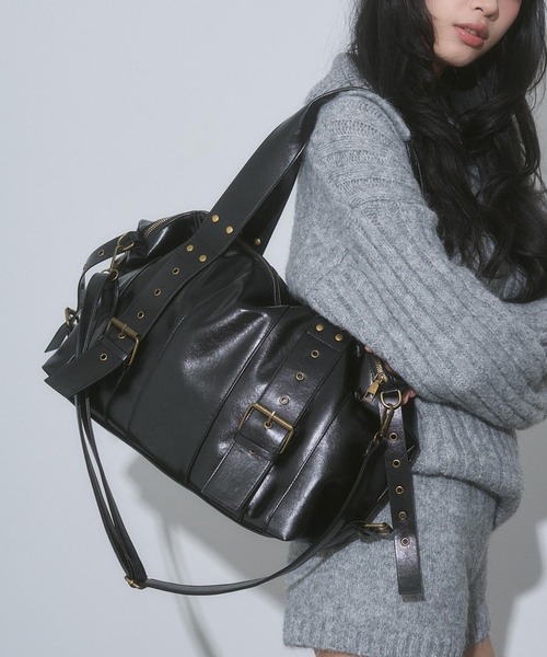 ENVYM(アンビー)の「スタッズ フェイクレザー 2WAY ボストン バッグ(ショルダーバッグ・レディース・ブラウン/ブラック・FREE)」の1枚目の写真