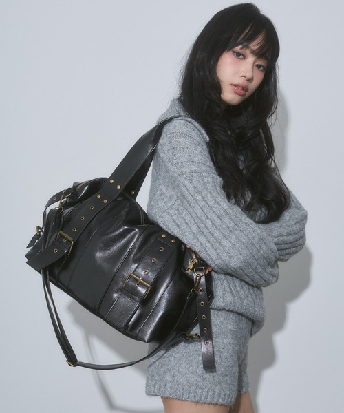 ENVYM(アンビー)の「スタッズ フェイクレザー 2WAY ボストン バッグ(ショルダーバッグ・レディース・ブラウン/ブラック・FREE)」の14枚目の写真