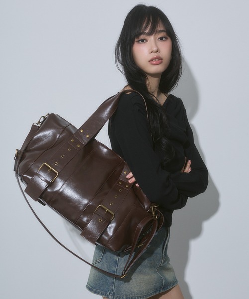ENVYM(アンビー)の「スタッズ フェイクレザー 2WAY ボストン バッグ【大容量/A4対応】(ショルダーバッグ・レディース・ブラウン/ブラック・FREE)」の18枚目の写真