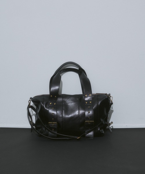 ENVYM(アンビー)の「スタッズ フェイクレザー 2WAY ボストン バッグ(ショルダーバッグ・レディース・ブラウン/ブラック・FREE)」の4枚目の写真