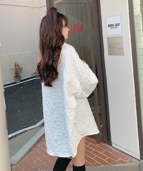 Ritzy(リッツィー)の「レリーフ柄オーバーサイズシャツ(シャツ/ブラウス・レディース・ホワイト・L/M)」の7枚目の写真