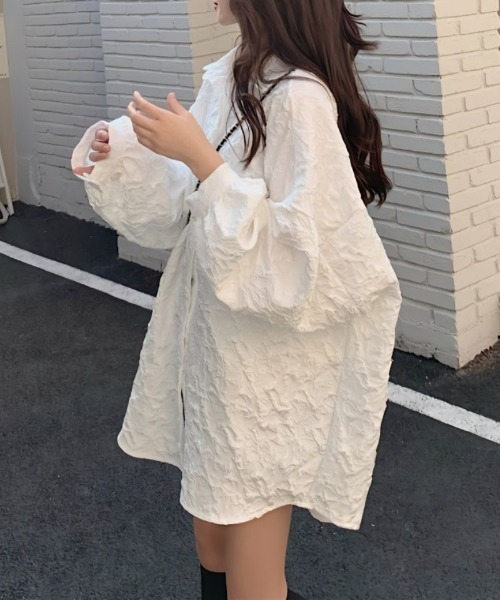 Ritzy(リッツィー)の「レリーフ柄オーバーサイズシャツ(シャツ/ブラウス・レディース・ホワイト・L/M)」の10枚目の写真