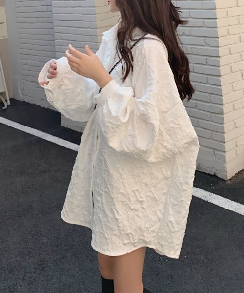 Ritzy(リッツィー)の「レリーフ柄オーバーサイズシャツ(シャツ/ブラウス・レディース・ホワイト・L/M)」の12枚目の写真