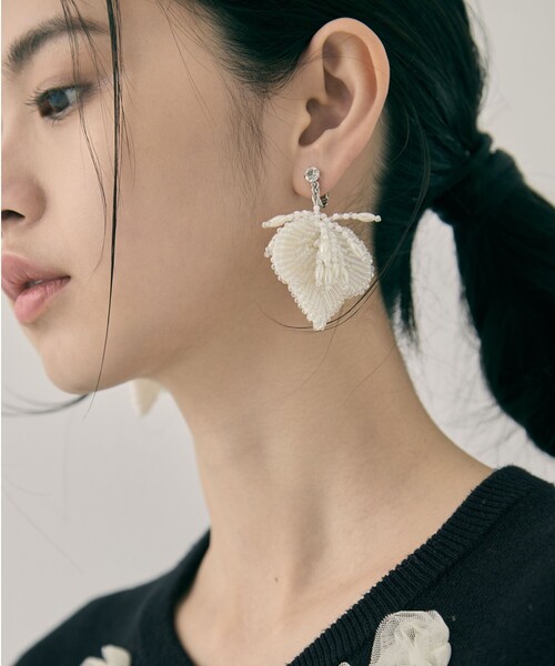 クローバー　ホワイト　ピアス tanakadaisuke/タナカダイスケ】white clover beads earrings/ホワイト