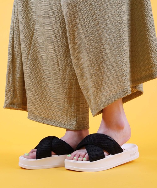 PUMA(プーマ)の「PUMA プーマ リードキャット プラットフォーム UM 407408(サンダル・レディース・ブラック/ブラック×ホワイト・25.0cm/24.0cm/23.0cm)」の2枚目の写真