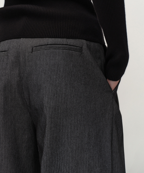 MUSINSA STANDARD WOMAN（ムシンサスタンダードウーマン）の「ウィメンズストライプツーピンタックエクストラワイドパンツ[ブラック]（その他パンツ・レディース・ブラック・24/25/26/27/28/29/30）」の6枚目の写真