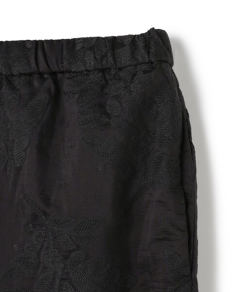 UNFILO(アンフィーロ)の「【ウエストゴム】ボタニカル エンブロイダリー パンツ(その他パンツ・レディース・ブラック系/アイボリー系・X-SMALL/MEDIUM/LARGE/SMALL)」の22枚目の写真