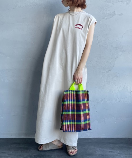 UNIVERSAL OVERALL（ユニバーサルオーバーオール）の「【WEB先行予約】［UNIVERSAL OVERALL/ユニバーサルオーバーオール］フロッキーワンポイントロゴ ノースリーブ マキシ丈ワンピース（ワンピース・レディース・ブラック/アイボリー/ネイビー・F）」の4枚目の写真