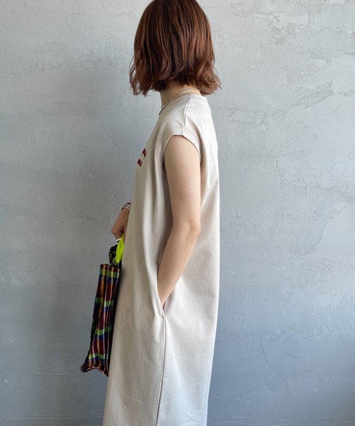 UNIVERSAL OVERALL（ユニバーサルオーバーオール）の「【WEB先行予約】［UNIVERSAL OVERALL/ユニバーサルオーバーオール］フロッキーワンポイントロゴ ノースリーブ マキシ丈ワンピース（ワンピース・レディース・ブラック/アイボリー/ネイビー・F）」の9枚目の写真