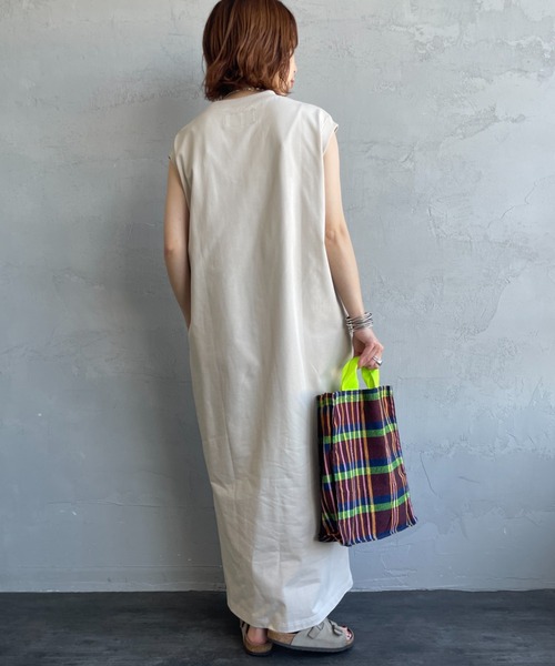 UNIVERSAL OVERALL（ユニバーサルオーバーオール）の「【WEB先行予約】［UNIVERSAL OVERALL/ユニバーサルオーバーオール］フロッキーワンポイントロゴ ノースリーブ マキシ丈ワンピース（ワンピース・レディース・ブラック/アイボリー/ネイビー・F）」の13枚目の写真