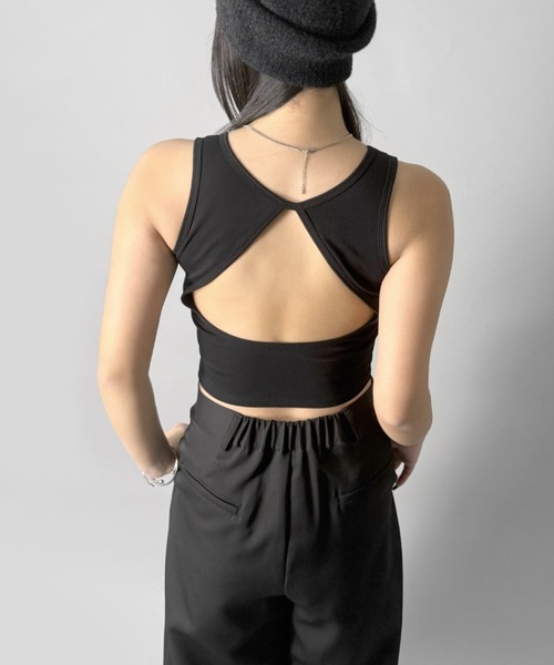 LVEU.(ラブユ.)の「【LVEU.】バックオープンカップインタンクトップ / トップス タンク キャミ カップ付き ストレッチ ノースリーブ ノースリ バックオープン クロップド ショート ブラック ホワイト ZOZOTOWN限定(タンクトップ・レディース・ブラック/ホワイト・FREE)」の4枚目の写真