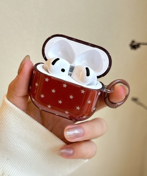 Fun & Daily(ファンアンドデイリー)の「Small Star AirPods Case / エアポッズ4 プロ3(ヘッドフォン/イヤホン・レディース・クリア/レッド・B/A)」の1枚目の写真