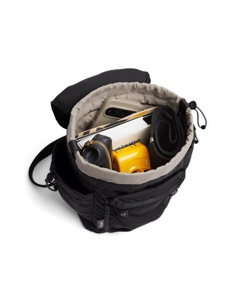 Bellroy(ベルロイ)の「Bellroy-バックパック/ミニバッグ Cinch Minipack(バックパック/リュック・メンズ・ブラック・ONE SIZE)」の3枚目の写真