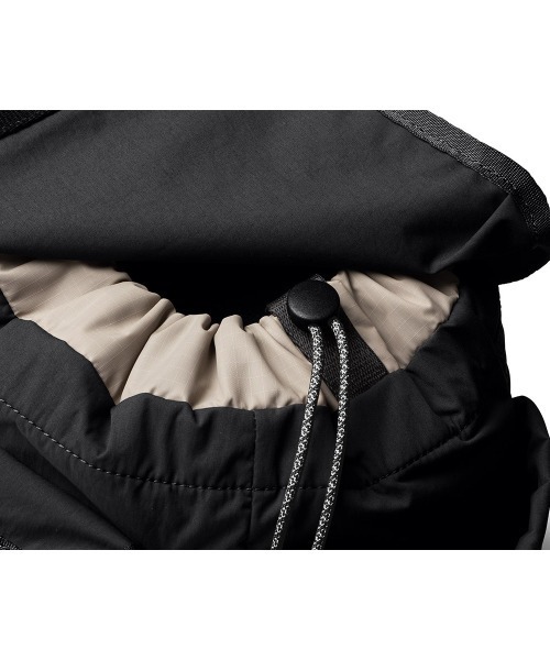 Bellroy(ベルロイ)の「Bellroy-バックパック/ミニバッグ Cinch Minipack(バックパック/リュック・メンズ・ブラック・ONE SIZE)」の5枚目の写真