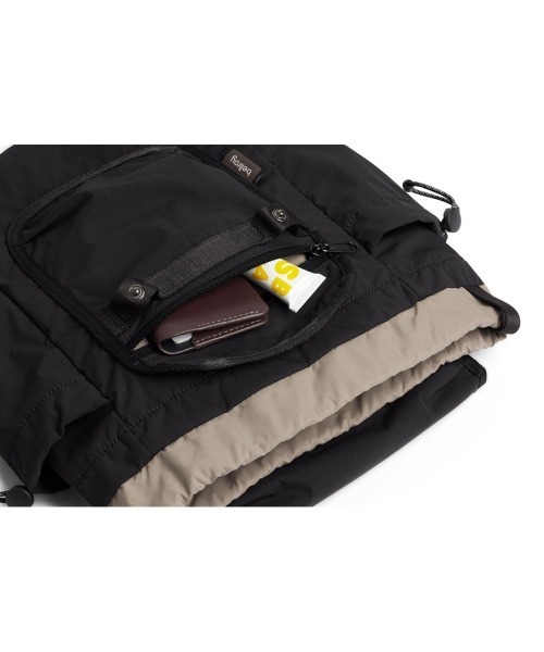 Bellroy(ベルロイ)の「Bellroy-バックパック/ミニバッグ Cinch Minipack(バックパック/リュック・メンズ・ブラック・ONE SIZE)」の6枚目の写真