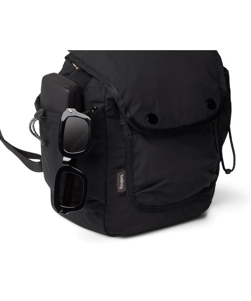 Bellroy(ベルロイ)の「Bellroy-バックパック/ミニバッグ Cinch Minipack(バックパック/リュック・メンズ・ブラック・ONE SIZE)」の7枚目の写真