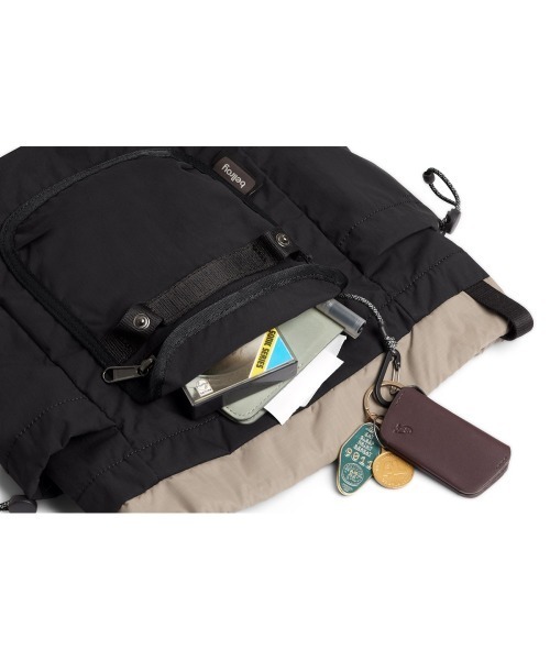 Bellroy(ベルロイ)の「Bellroy-バックパック/ミニバッグ Cinch Minipack(バックパック/リュック・メンズ・ブラック・ONE SIZE)」の4枚目の写真