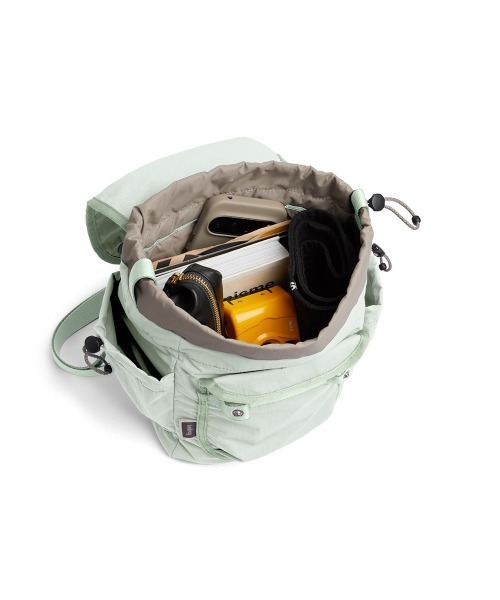 Bellroy(ベルロイ)の「Bellroy-バックパック/ミニバッグ Cinch Minipack(バックパック/リュック・メンズ・ブラック・ONE SIZE)」の15枚目の写真