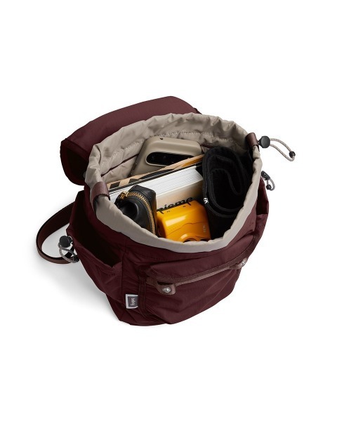 Bellroy(ベルロイ)の「Bellroy-バックパック/ミニバッグ Cinch Minipack(バックパック/リュック・メンズ・ブラック・ONE SIZE)」の17枚目の写真