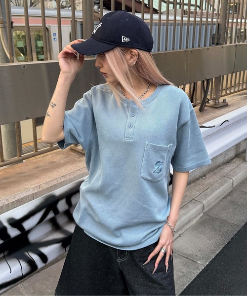 sedacle(セダクル)の「加工針抜きヘンリートップス(Tシャツ/カットソー・メンズ・チャコールグレー/ライトブルー・SMALL/LARGE/MEDIUM)」の2枚目の写真