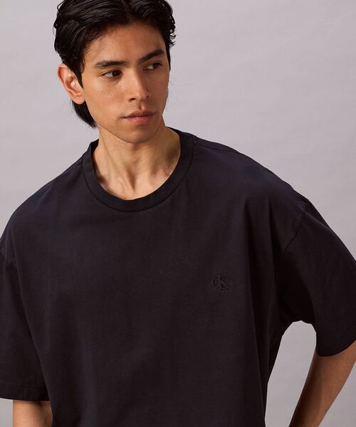 Calvin Klein(カルバン・クライン)の「リラックスピグメントダイTシャツ(Tシャツ/カットソー・メンズ・ダークブルー/オフホワイト/ブラック・S/M/L/XL)」の1枚目の写真