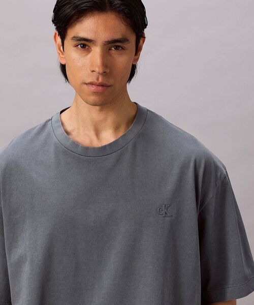 Calvin Klein(カルバン・クライン)の「リラックスピグメントダイTシャツ(Tシャツ/カットソー・メンズ・ダークブルー/オフホワイト/ブラック・S/M/L/XL)」の17枚目の写真