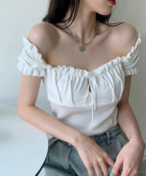 SallyLunn(サリーラン)の「【2WAYで楽しめる】デコルテフリルシャーリングトップス(Tシャツ/カットソー・レディース・ホワイト/ブラック/ピンク/ブルー・FREE)」の2枚目の写真