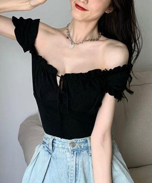 SallyLunn(サリーラン)の「【2WAYで楽しめる】デコルテフリルシャーリングトップス(Tシャツ/カットソー・レディース・ホワイト/ブラック/ピンク/ブルー・FREE)」の1枚目の写真