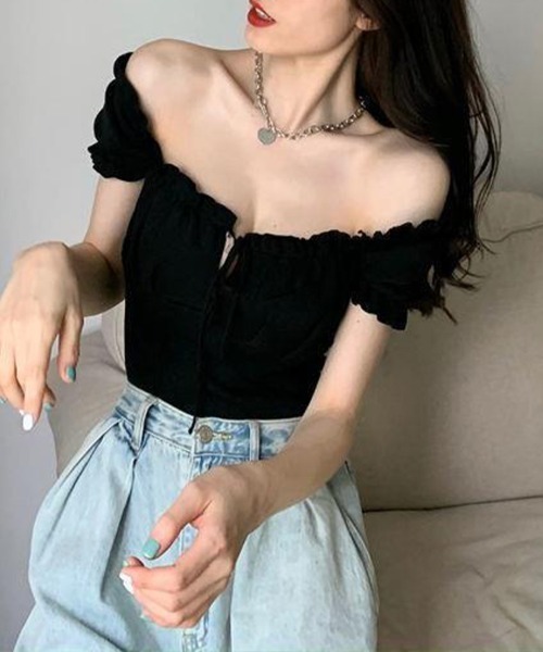 SallyLunn(サリーラン)の「【2WAYで楽しめる】デコルテフリルシャーリングトップス(Tシャツ/カットソー・レディース・ホワイト/ブラック/ピンク/ブルー・FREE)」の5枚目の写真