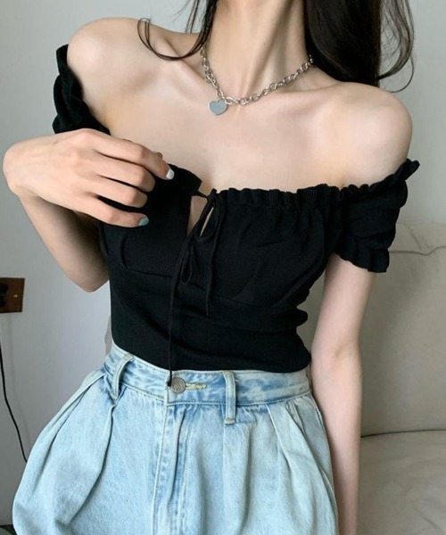 SallyLunn(サリーラン)の「【2WAYで楽しめる】デコルテフリルシャーリングトップス(Tシャツ/カットソー・レディース・ホワイト/ブラック/ピンク/ブルー・FREE)」の7枚目の写真