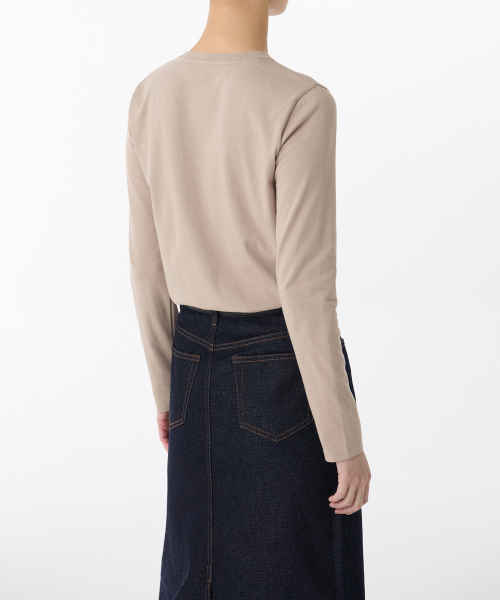 MUSINSA STANDARD WOMAN（ムシンサスタンダードウーマン）の「ウィメンズフレキシブルクルーネック長袖Tシャツ[グレイッシュベージュ]（Tシャツ/カットソー・レディース・その他・MEDIUM/LARGE/SMALL/X-SMALL）」の3枚目の写真