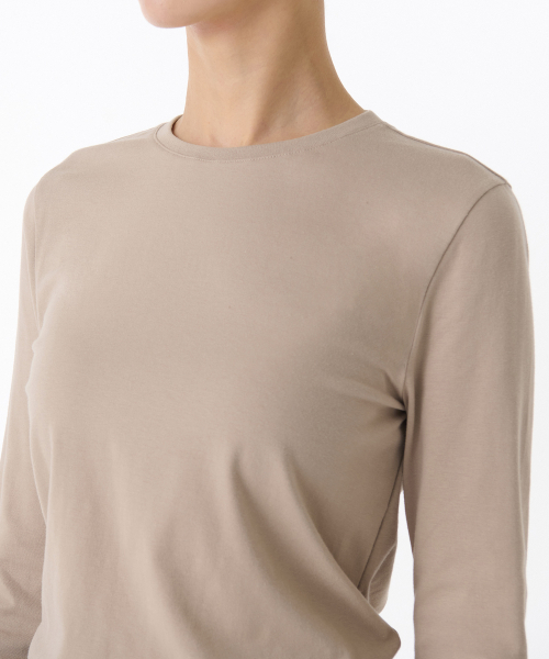 MUSINSA STANDARD WOMAN（ムシンサスタンダードウーマン）の「ウィメンズフレキシブルクルーネック長袖Tシャツ[グレイッシュベージュ]（Tシャツ/カットソー・レディース・その他・MEDIUM/LARGE/SMALL/X-SMALL）」の4枚目の写真