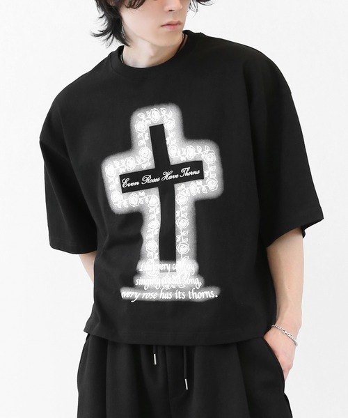 minsobi（ミンソビ）の「ローズクロス プリント ワイドクロップド半袖Tシャツ ユニセックス（Tシャツ/カットソー・メンズ・ホワイト/ブラック・FREE）」の2枚目の写真