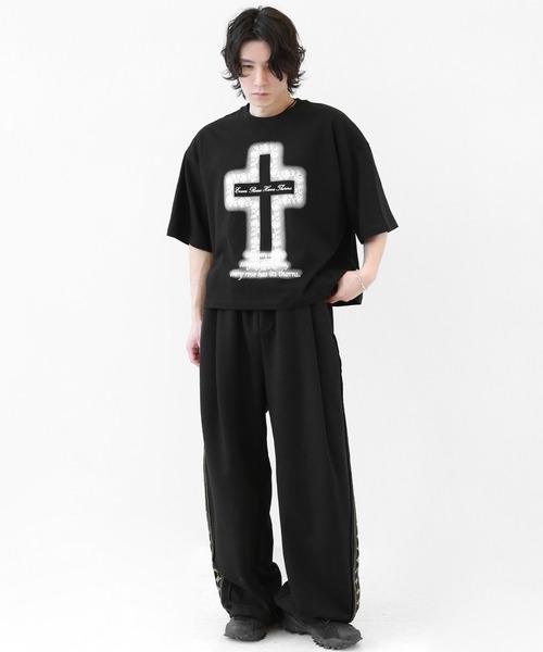 minsobi（ミンソビ）の「ローズクロス プリント ワイドクロップド半袖Tシャツ ユニセックス（Tシャツ/カットソー・メンズ・ホワイト/ブラック・FREE）」の3枚目の写真