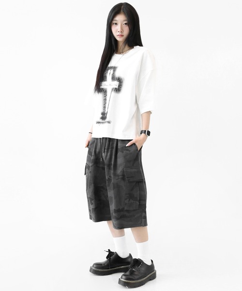 minsobi（ミンソビ）の「ローズクロス プリント ワイドクロップド半袖Tシャツ ユニセックス（Tシャツ/カットソー・メンズ・ホワイト/ブラック・FREE）」の13枚目の写真