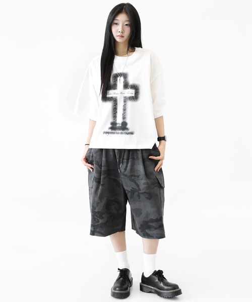 minsobi（ミンソビ）の「ローズクロス プリント ワイドクロップド半袖Tシャツ ユニセックス（Tシャツ/カットソー・メンズ・ホワイト/ブラック・FREE）」の14枚目の写真